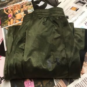 YL Under Armour pants.